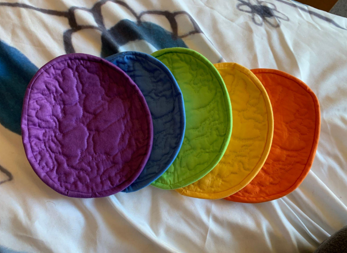 五个不同颜色的枕头被缝成一个大脑.