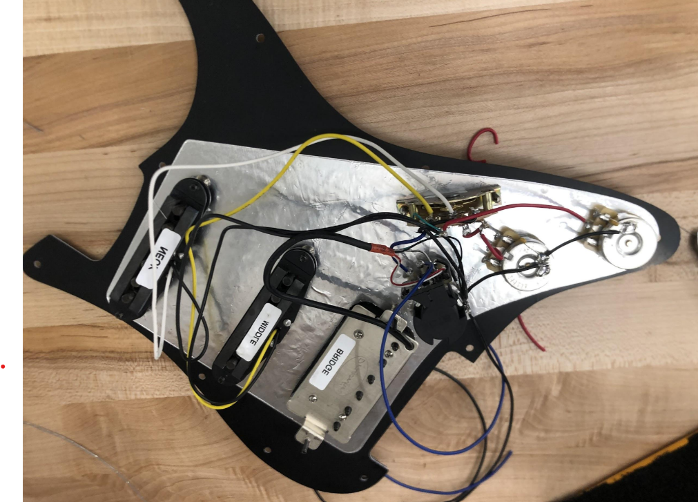 电吉他的背面，描绘了电子设备是如何连接起来的.